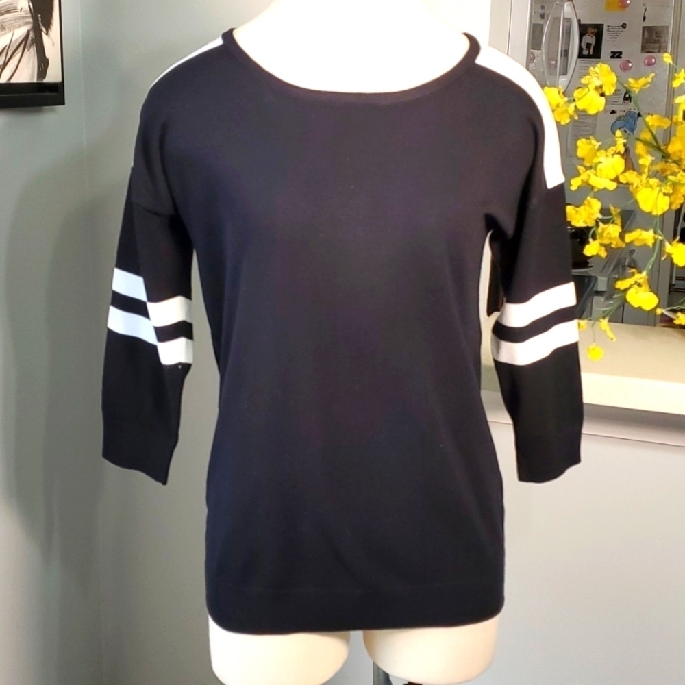 Cable & gauge classic Black and white light weight sweater Excellent con…